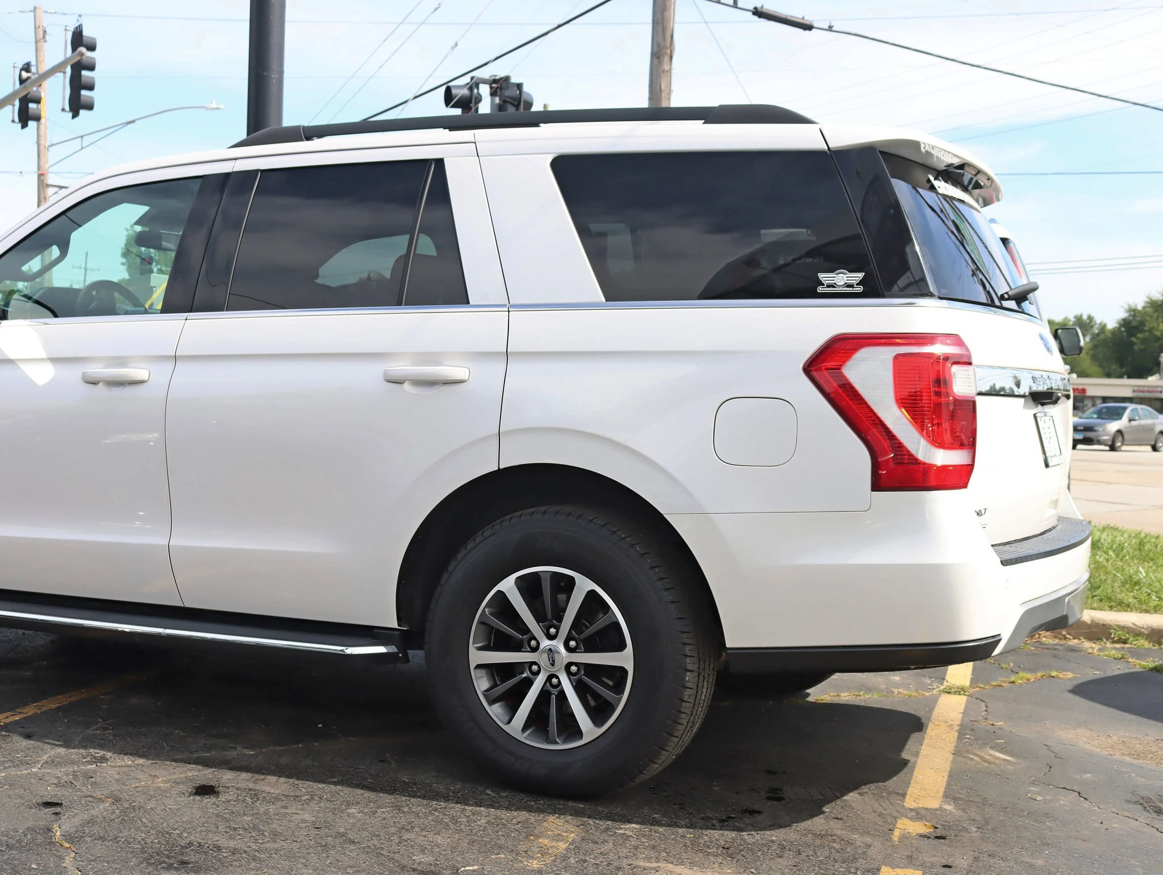 Used 2019 Ford Expedition XLT w/ Equipment Group 202A AWD/4WD image 12
