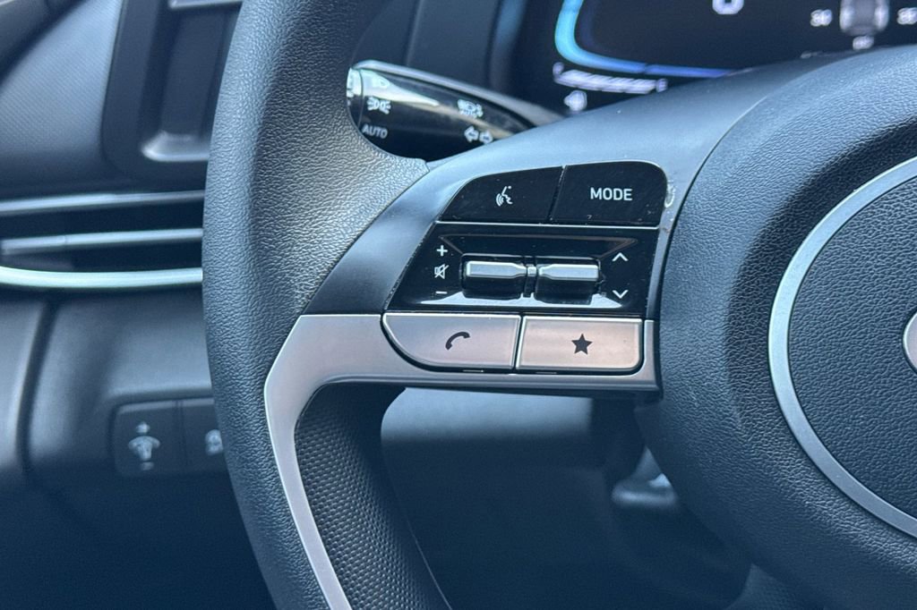 Used 2024 Hyundai Elantra SE image 25