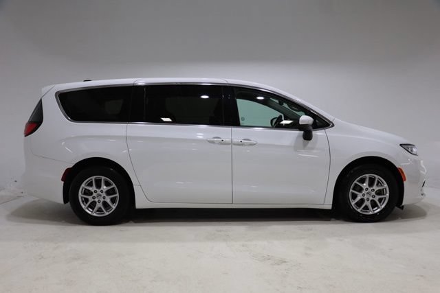 Used 2023 Chrysler Pacifica Touring-L FWD image 9