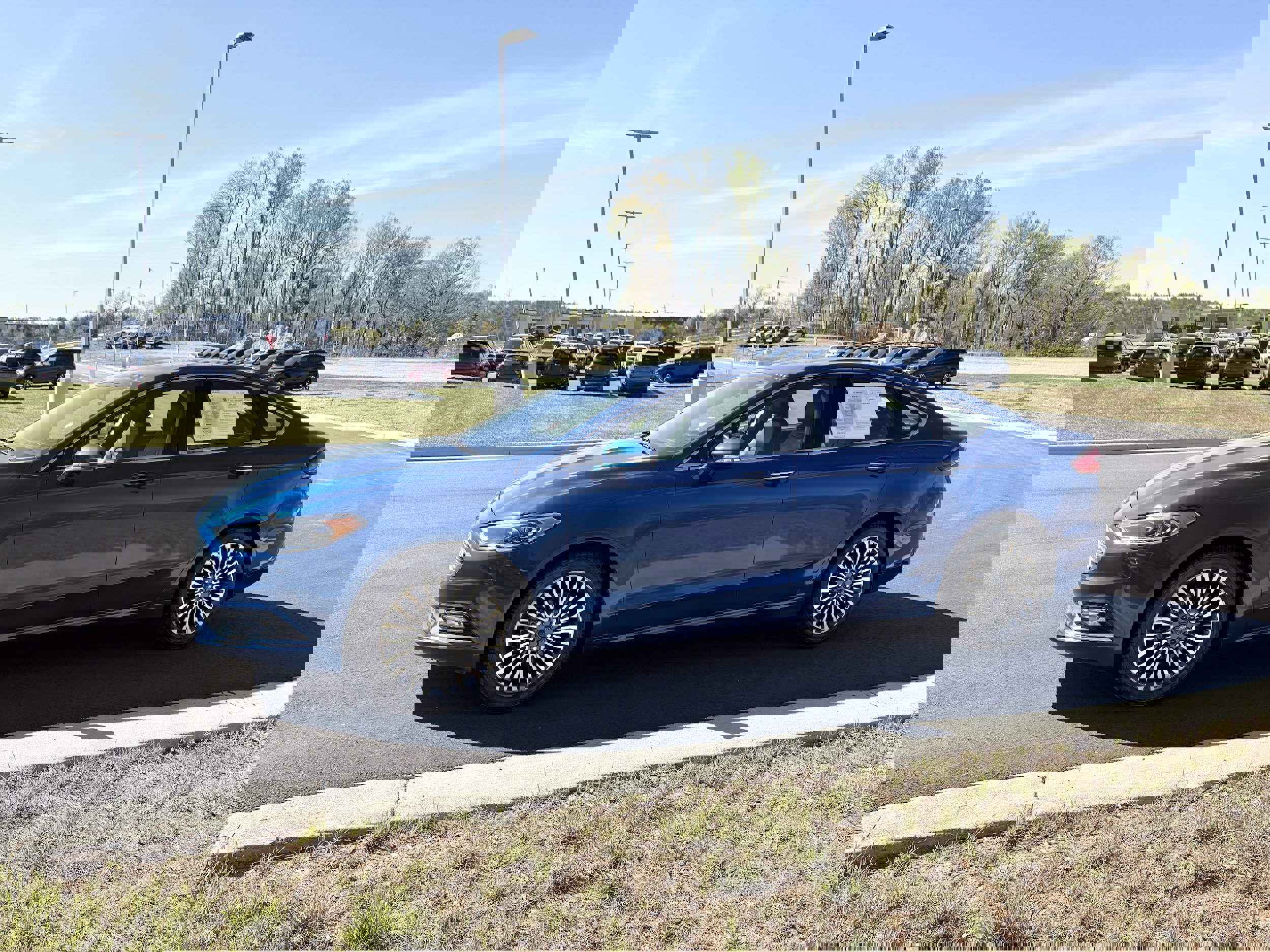 Used 2017 Ford Fusion SE w/ Fusion SE Technology Package image 4