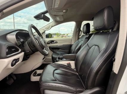 Used 2023 Chrysler Pacifica Touring-L FWD image 12