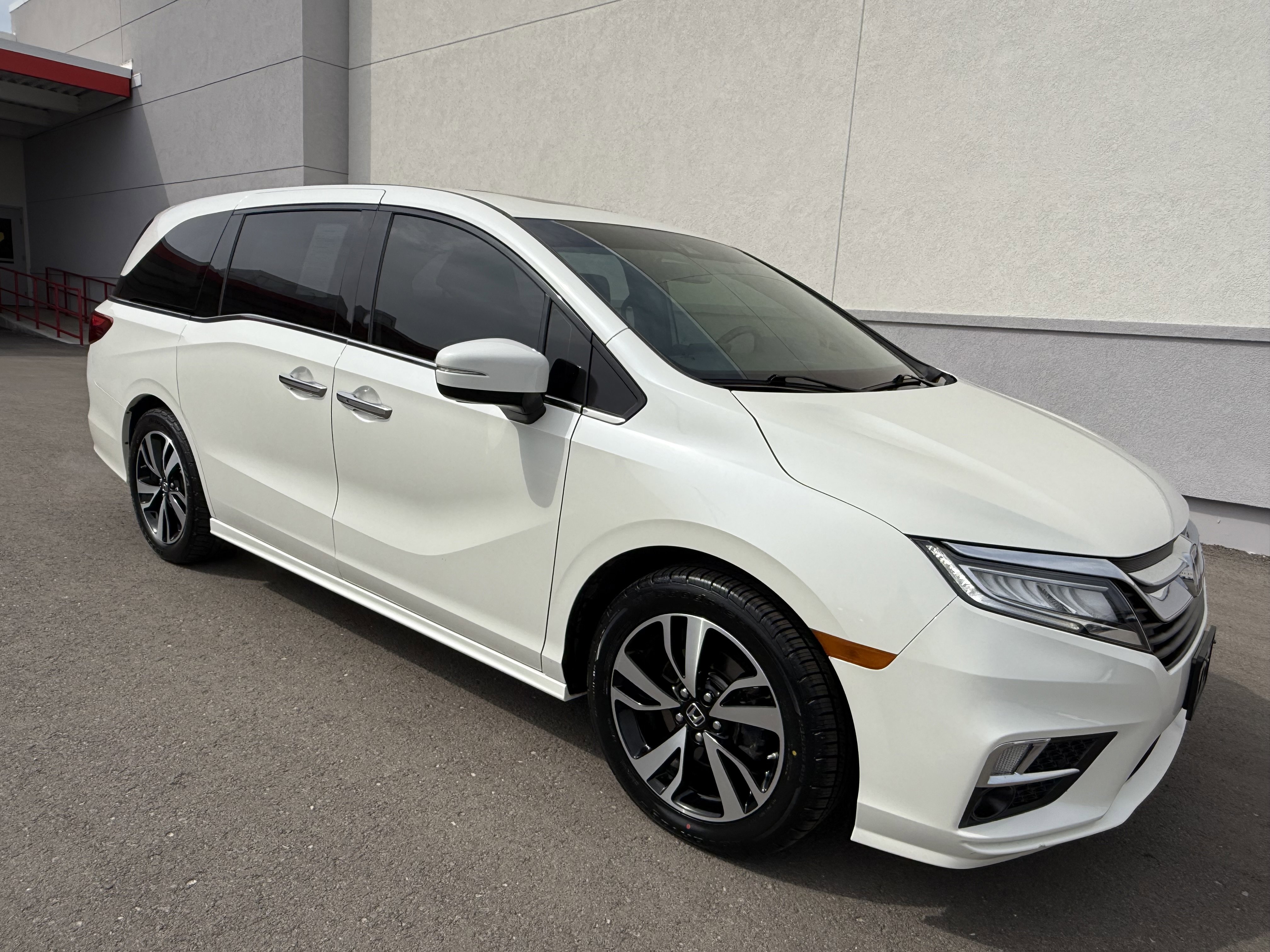 Used 2018 Honda Odyssey Elite image 2