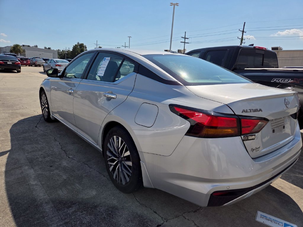 Used 2024 Nissan Altima 2.5 SV FWD image 3