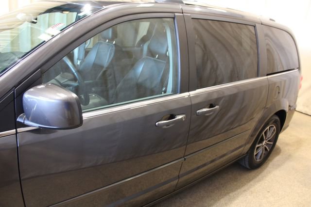 Used 2017 Dodge Grand Caravan SXT image 7