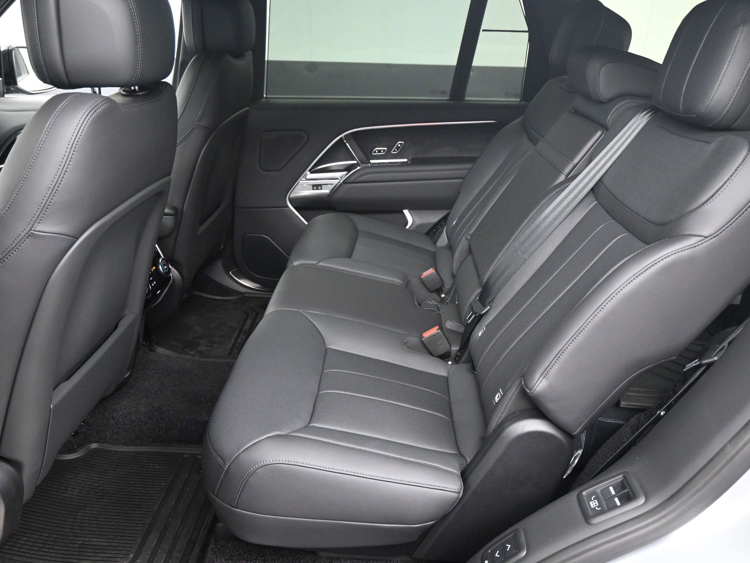 New 2025 Land Rover Range Rover Long Wheelbase SE image 6