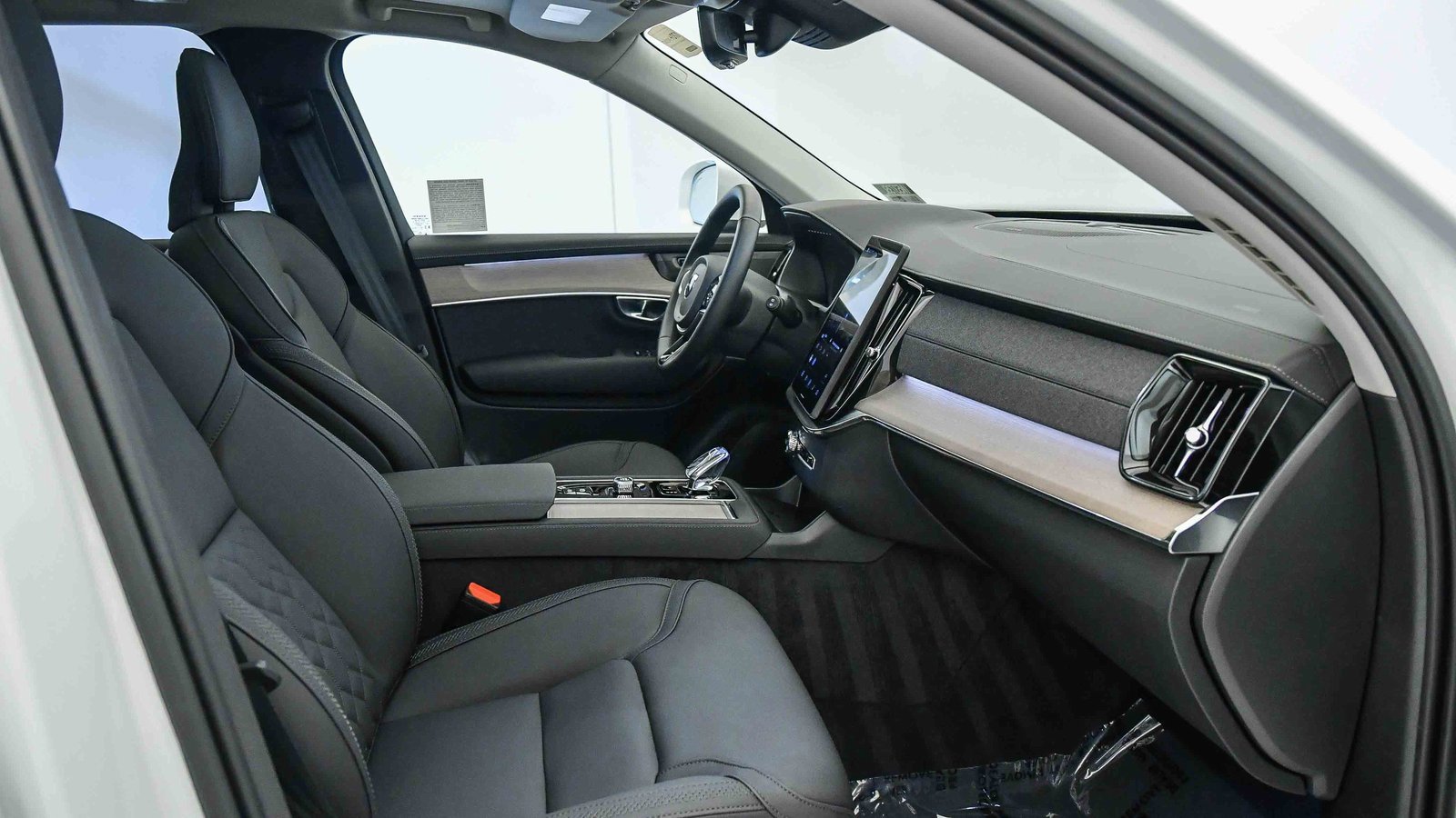 Certified 2025 Volvo XC90 B6 Plus w/ Protection Package Premier image 18