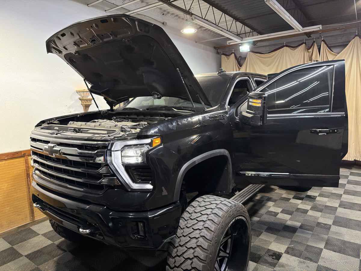 Used 2024 Chevrolet Silverado 2500 High Country w/ Midnight Edition AWD/4WD image 11