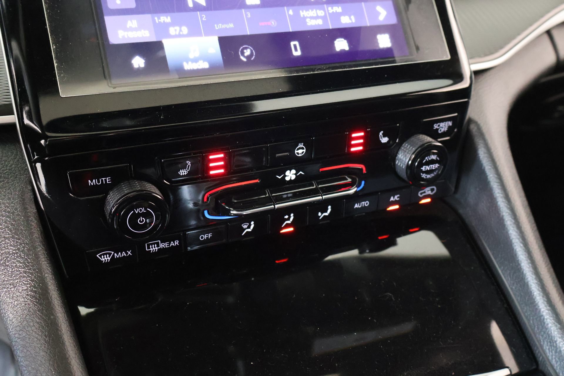 Used 2024 Jeep Grand Cherokee L Altitude RWD image 7