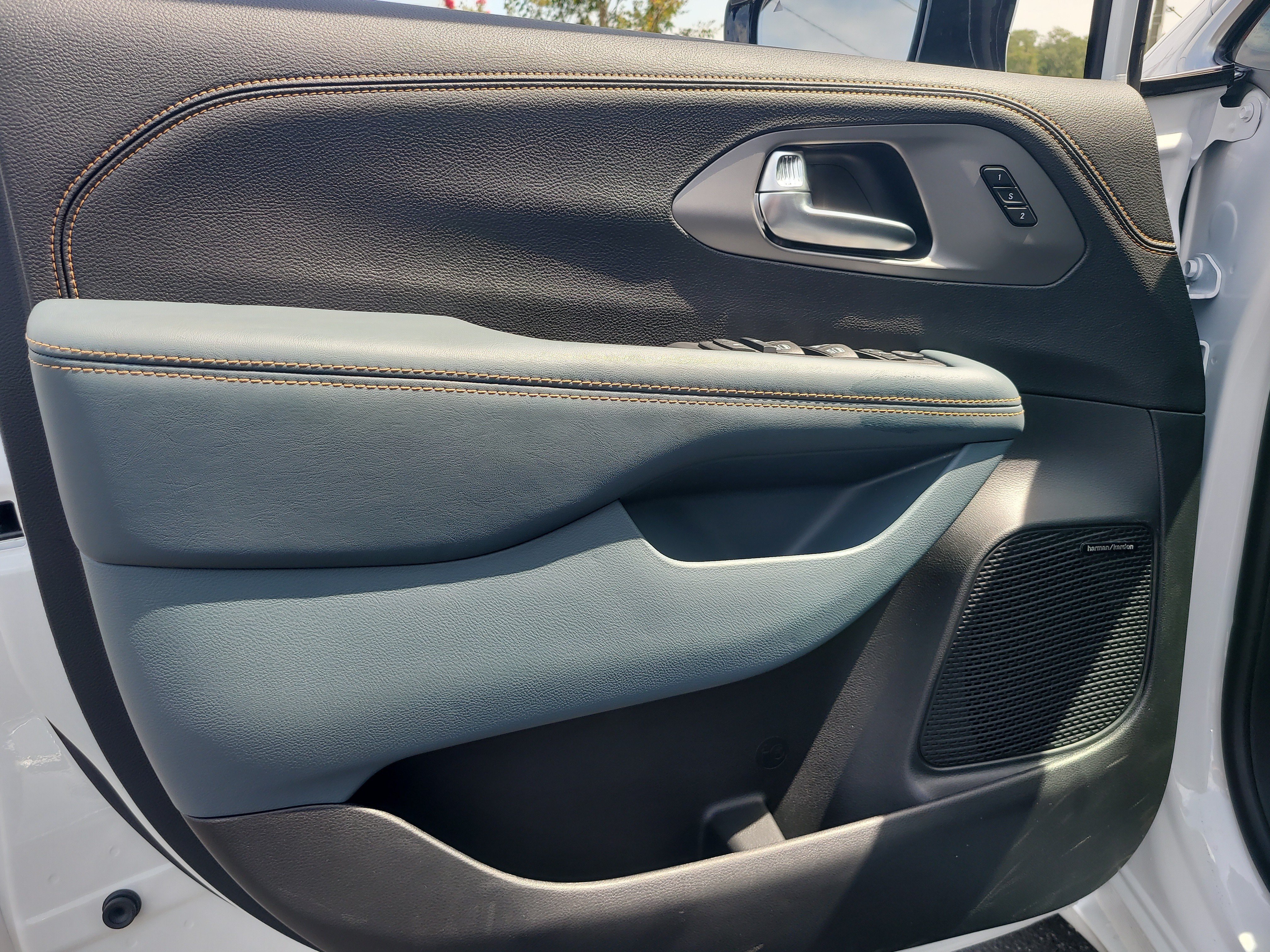 New 2027 Chrysler Pacifica Pinnacle w/ Theater Group FWD image 14