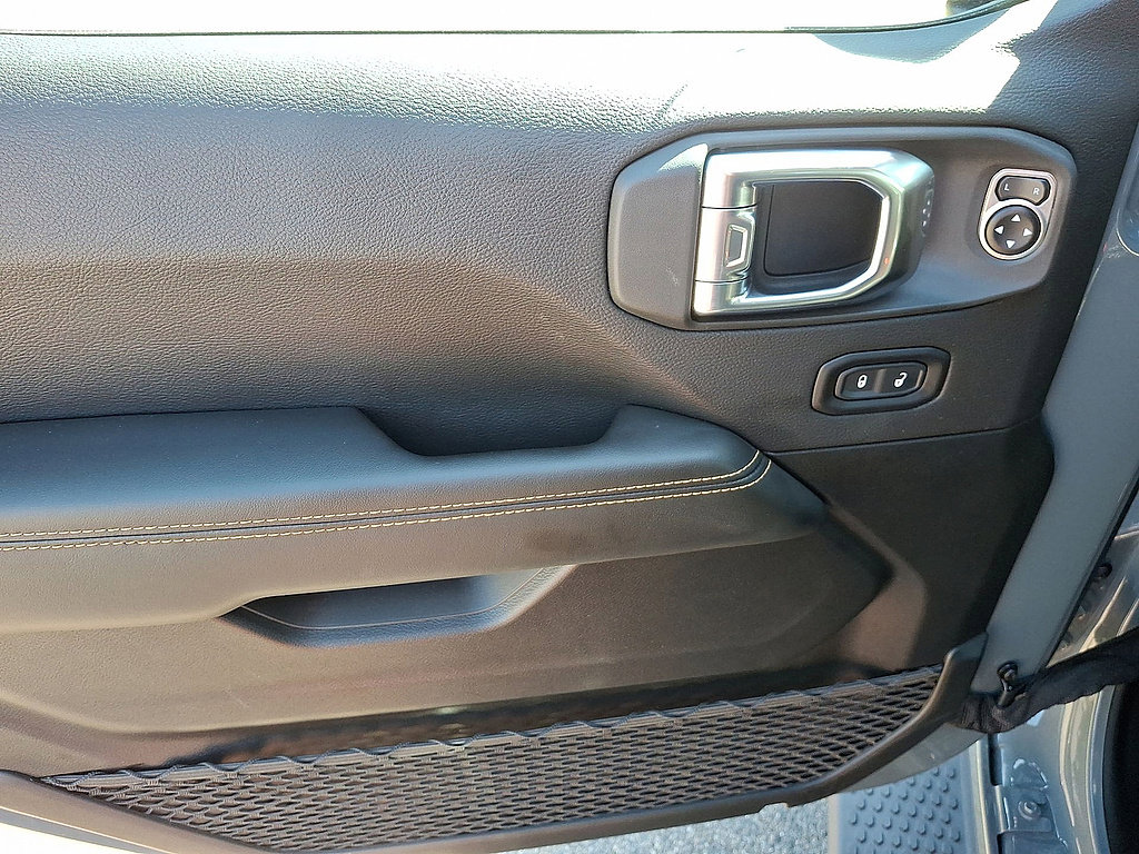 Used 2025 Jeep Wrangler Unlimited Sahara AWD/4WD image 10