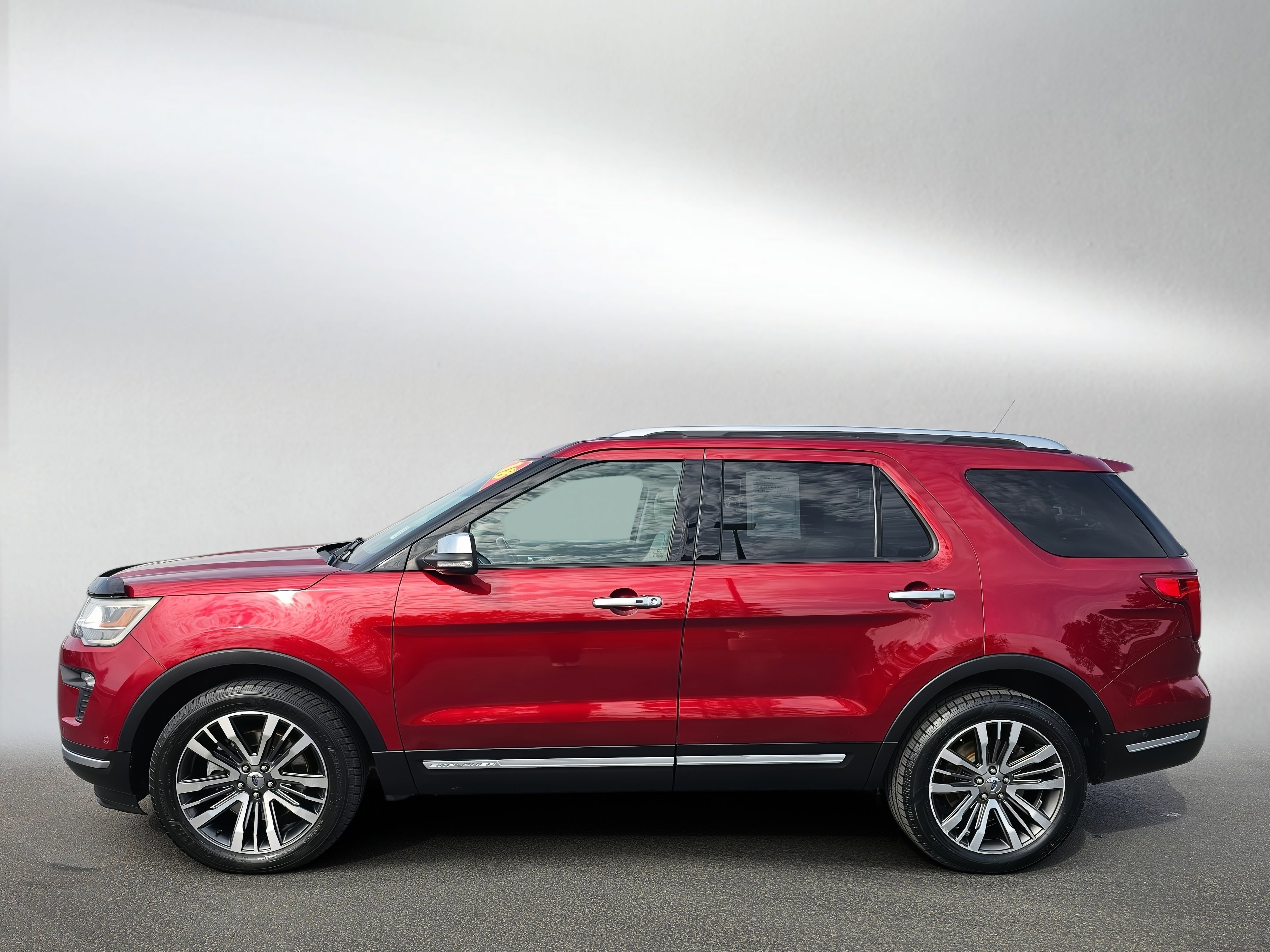 Used 2018 Ford Explorer Platinum AWD/4WD image 2