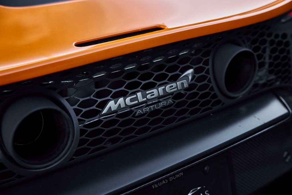 Used 2025 McLaren Artura Spider RWD image 19