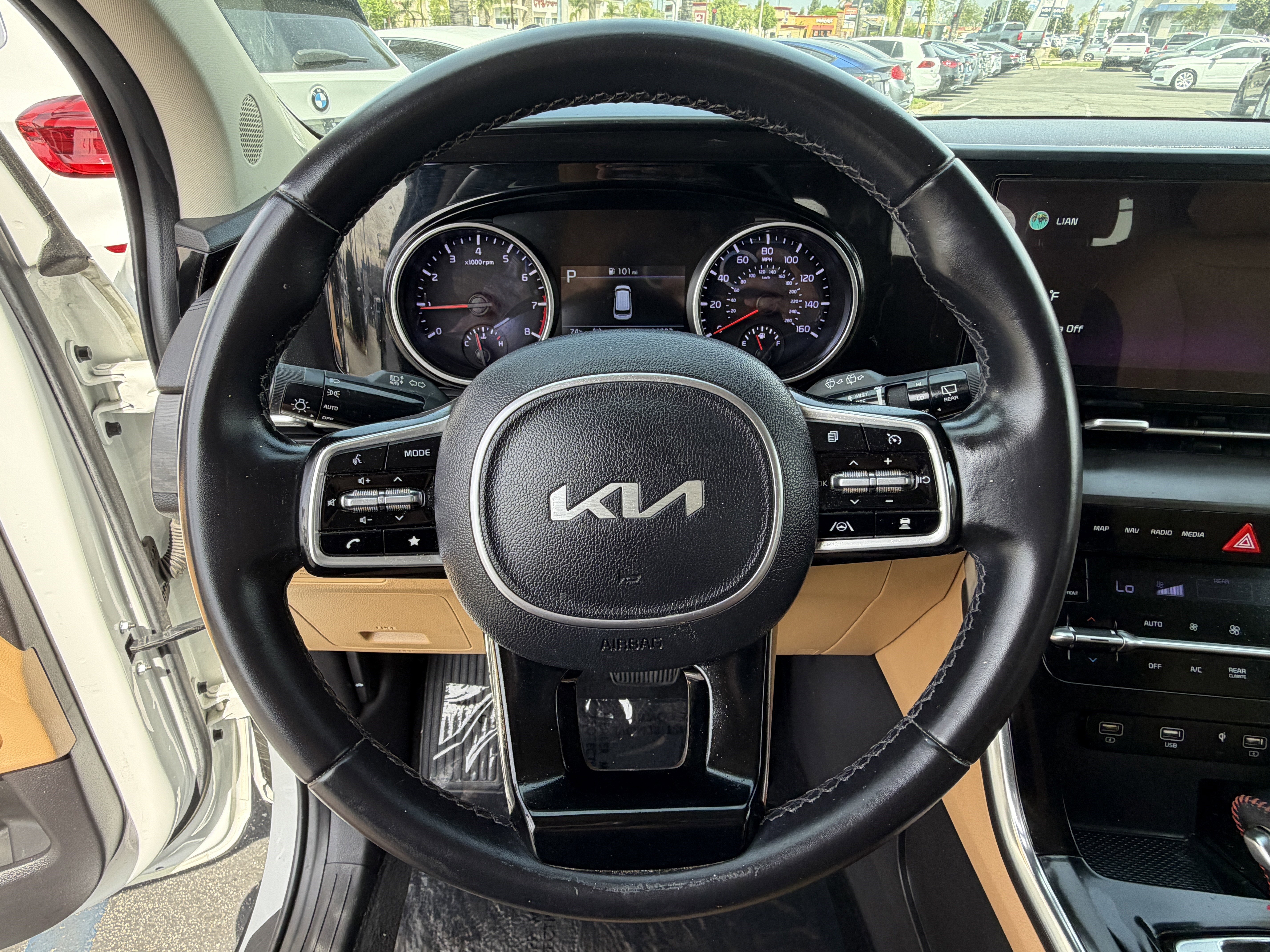 Used 2022 Kia Carnival EX image 18