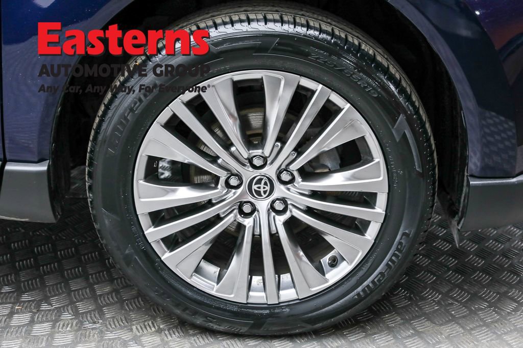 Used 2023 Toyota Venza XLE image 32