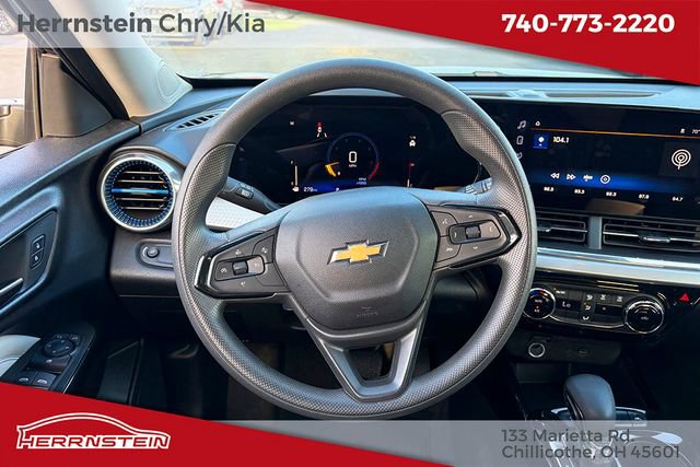 Used 2025 Chevrolet Trax LT FWD image 7