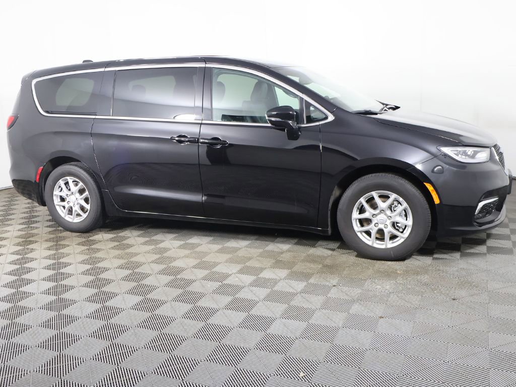 Used 2025 Chrysler Pacifica Select image 27