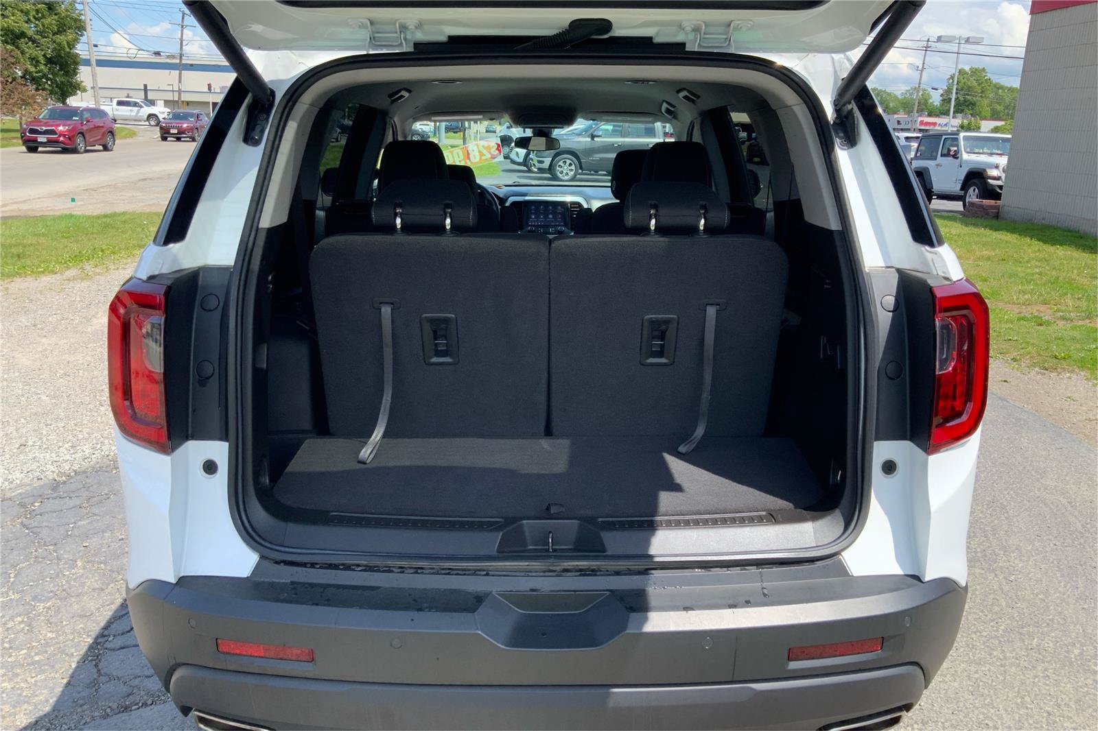 Used 2023 GMC Acadia SLE w/ Driver Convenience Package AWD/4WD image 12