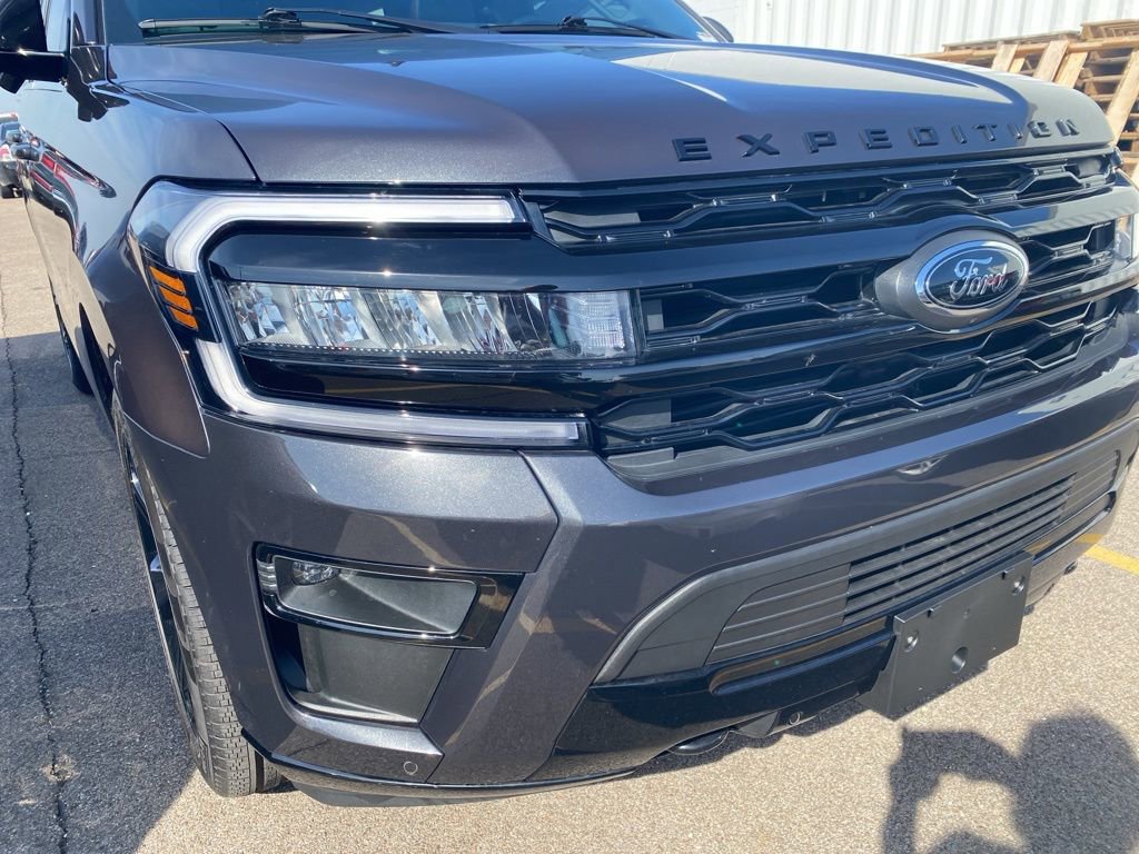Used 2023 Ford Expedition Limited image 5