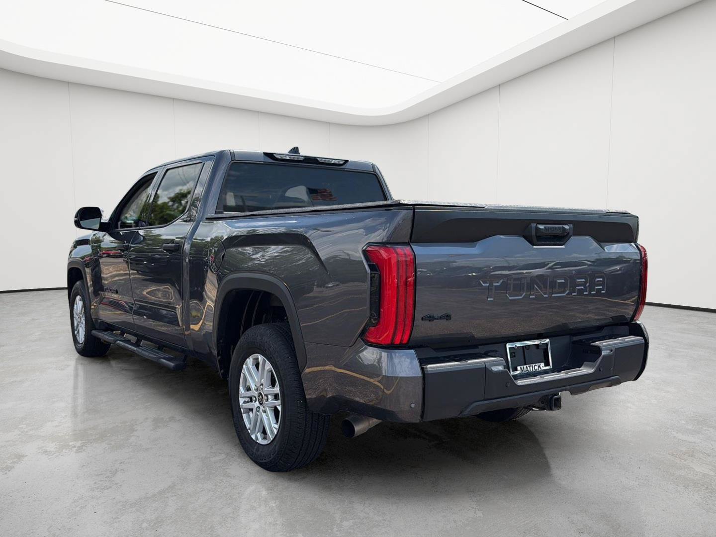 Used 2022 Toyota Tundra SR5 w/ SR5 Convenience Package AWD/4WD image 6