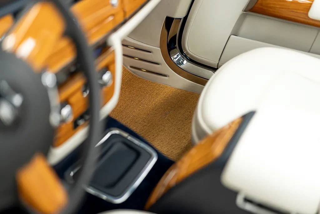 Used 2010 Rolls-Royce Phantom Drophead Coupe RWD image 35