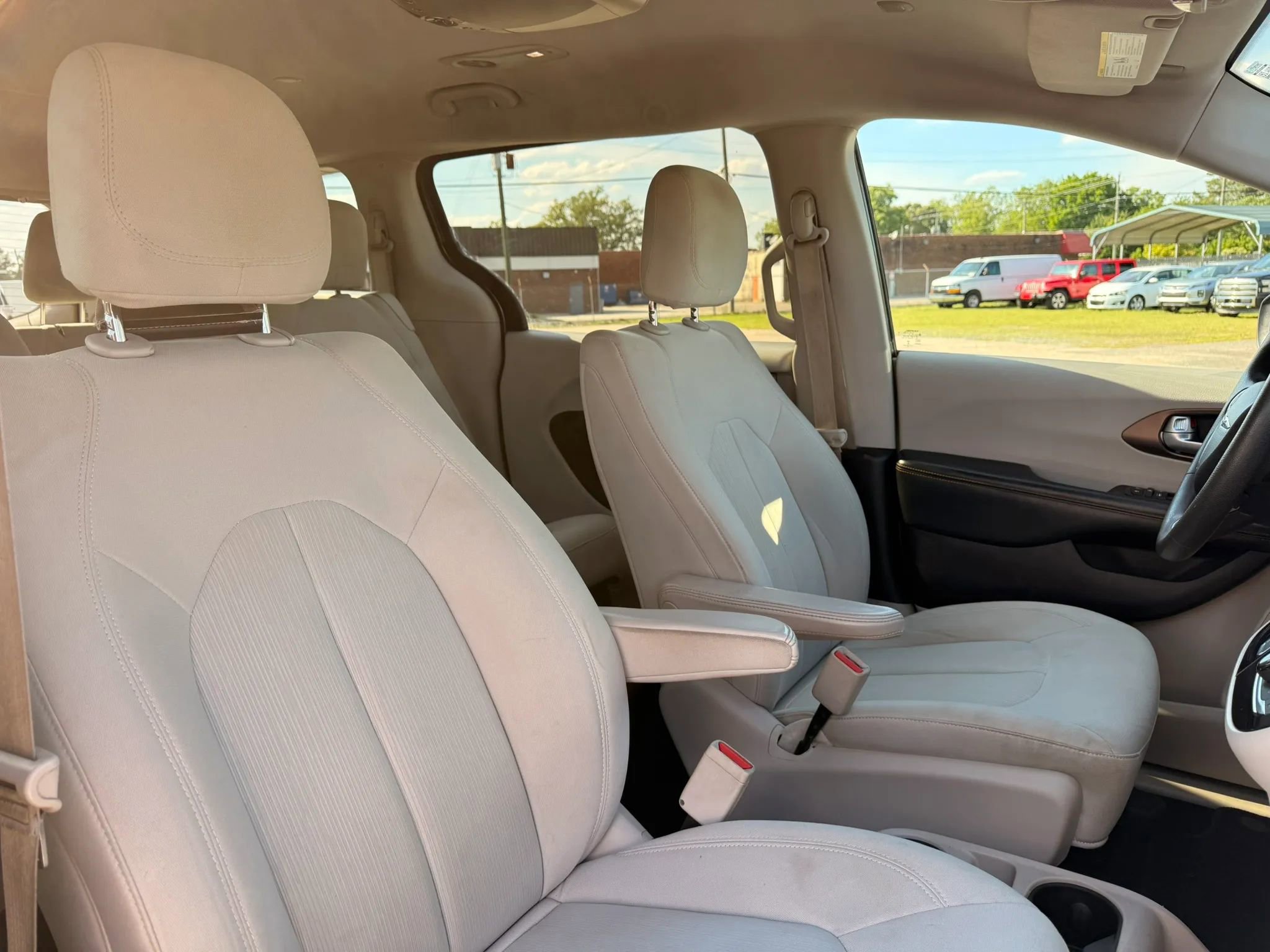 Used 2017 Chrysler Pacifica Touring FWD image 25