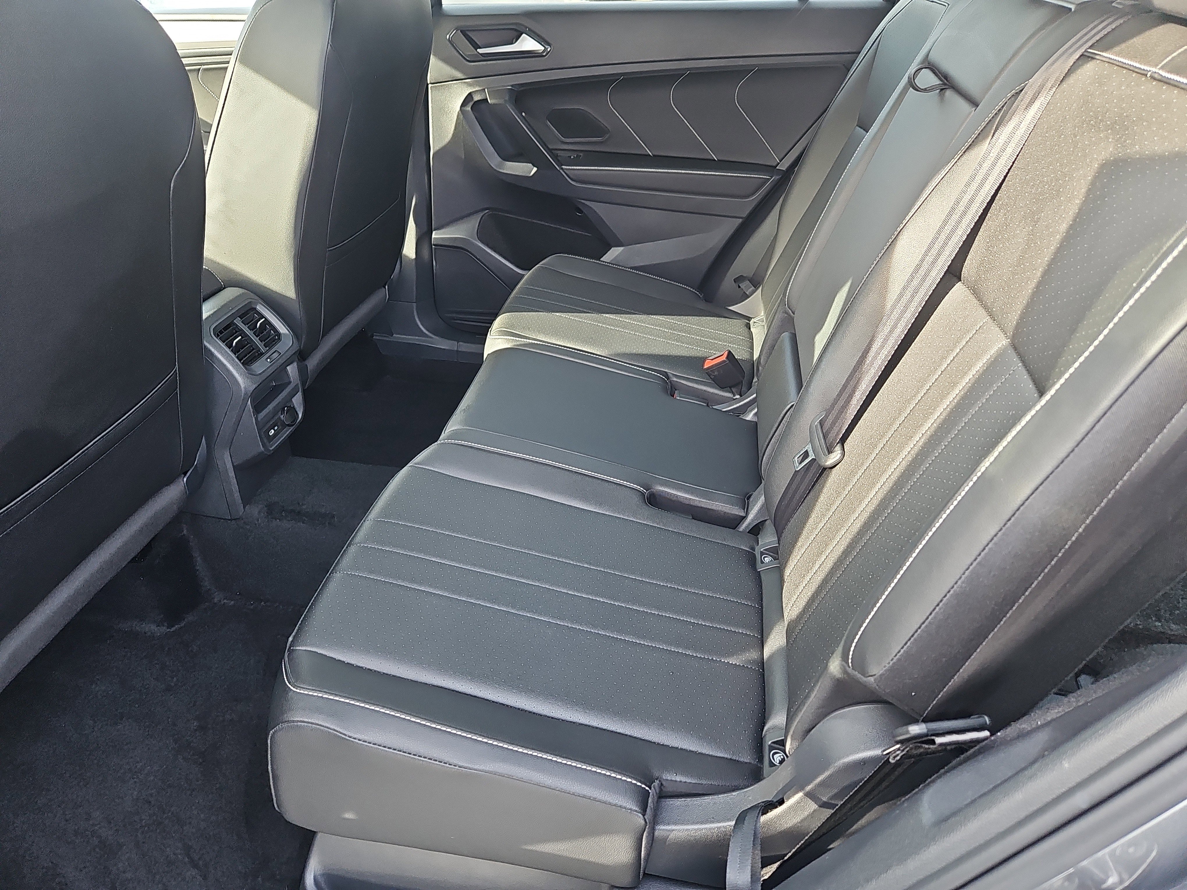 Certified 2023 Volkswagen Tiguan SE w/ Panoramic Sunroof Package image 29