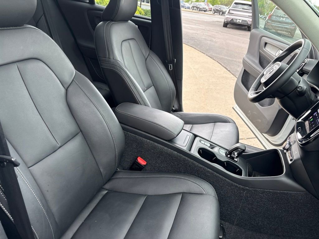 Used 2025 Volvo XC40 B5 Core AWD/4WD image 34
