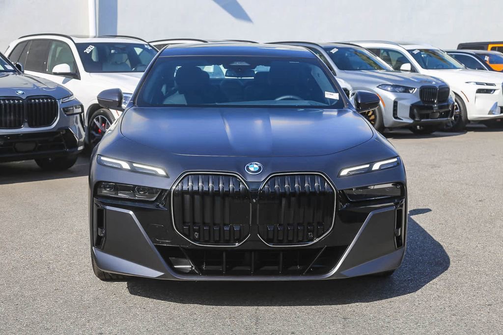 Used 2025 BMW i7 xDrive60 w/ Premium Package image 2