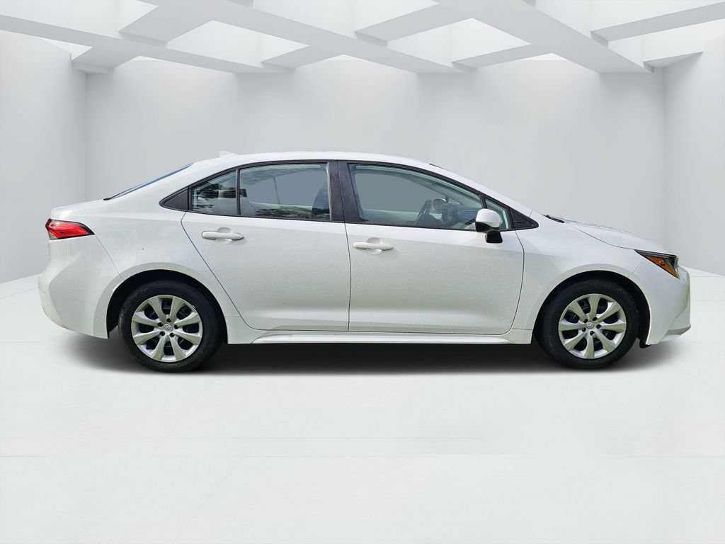 Used 2022 Toyota Corolla LE FWD image 2