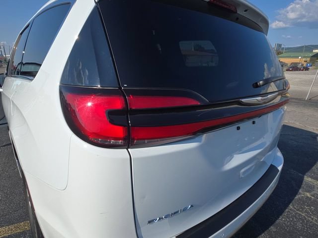 Used 2023 Chrysler Pacifica Touring-L FWD image 28
