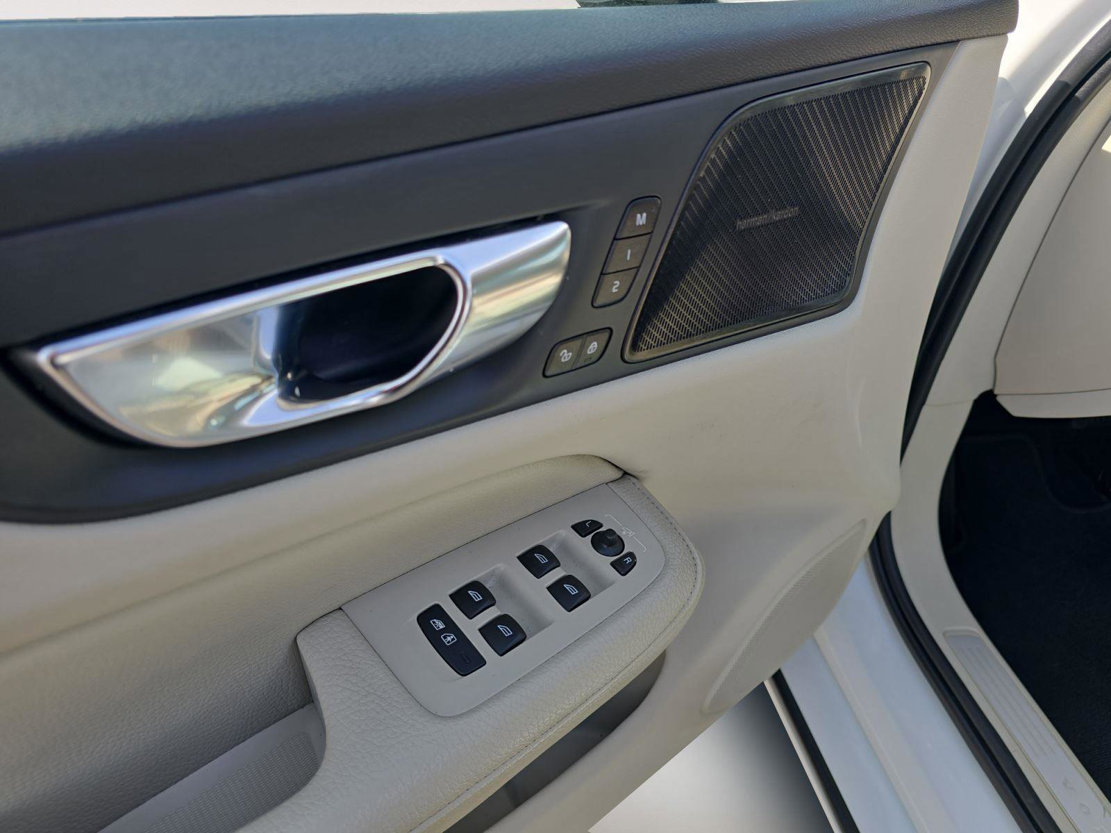 Used 2022 Volvo S60 B5 Momentum w/ Advanced Package image 23