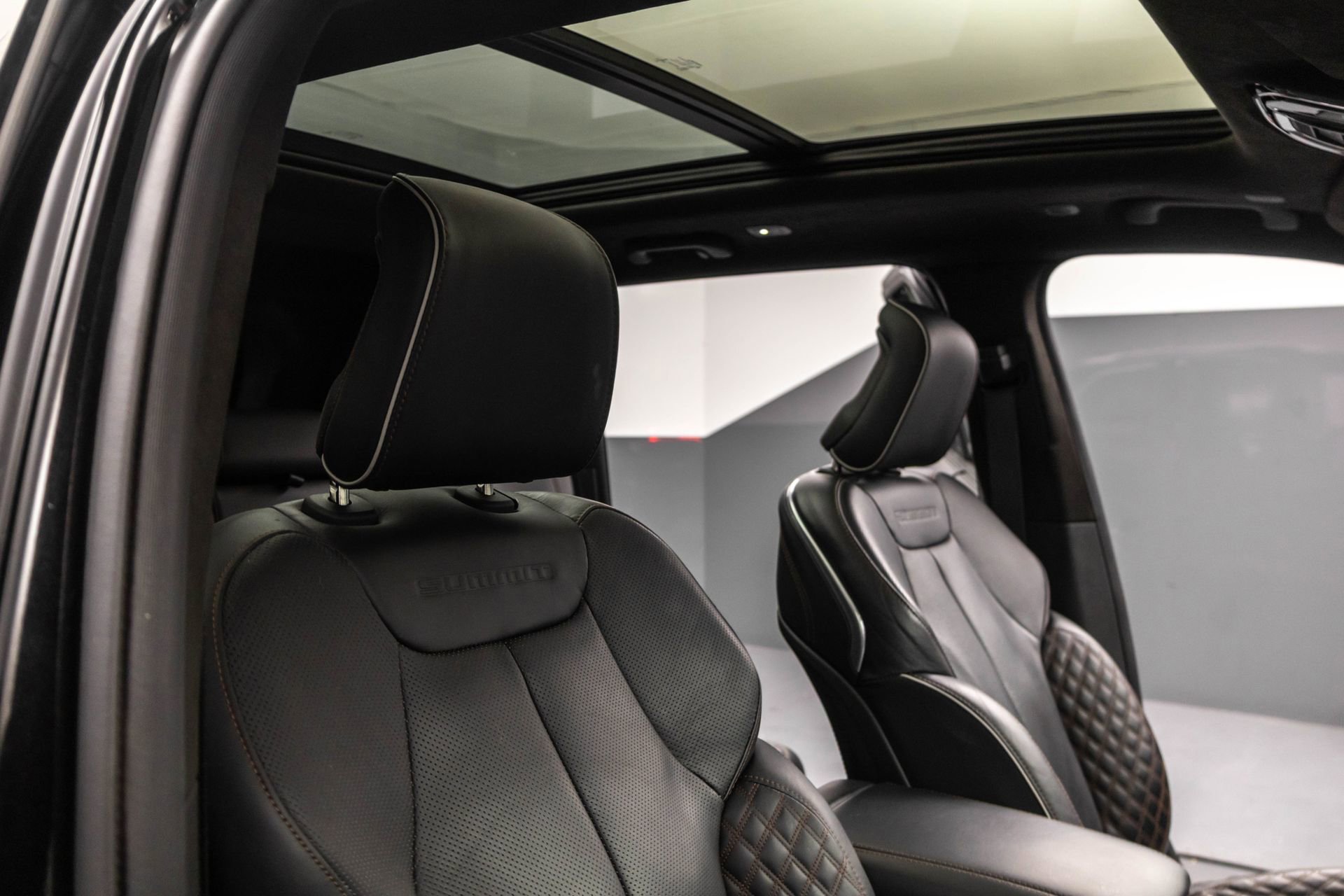Used 2022 Jeep Grand Cherokee Summit AWD/4WD image 43