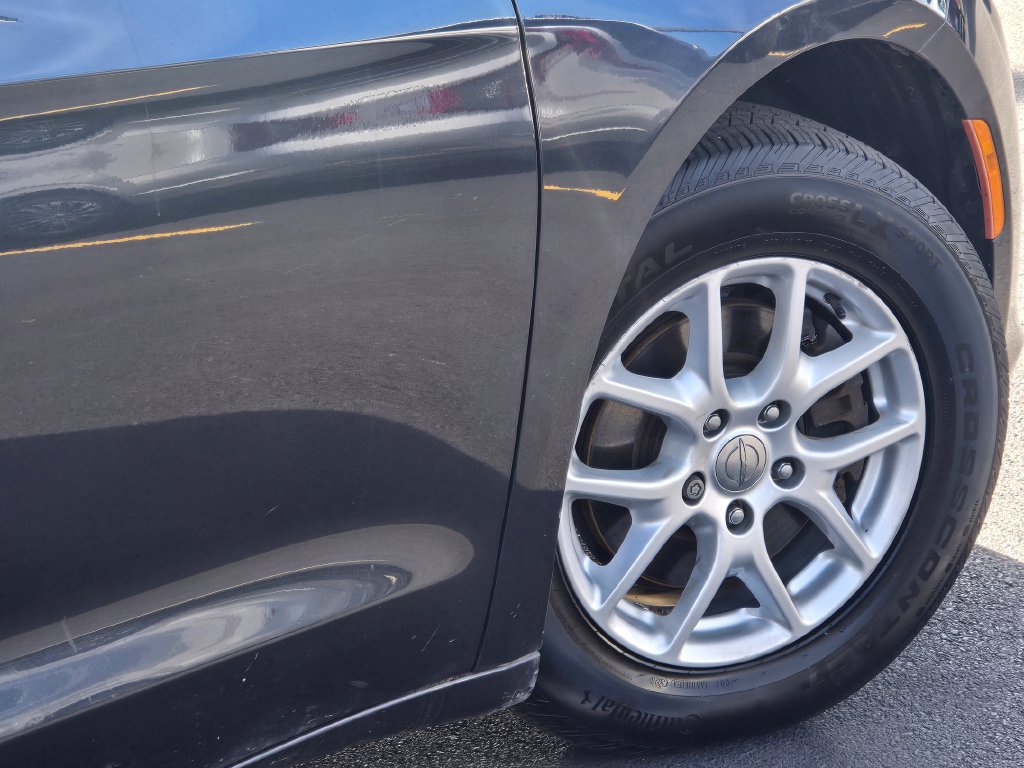 Used 2019 Chrysler Pacifica LX FWD image 16