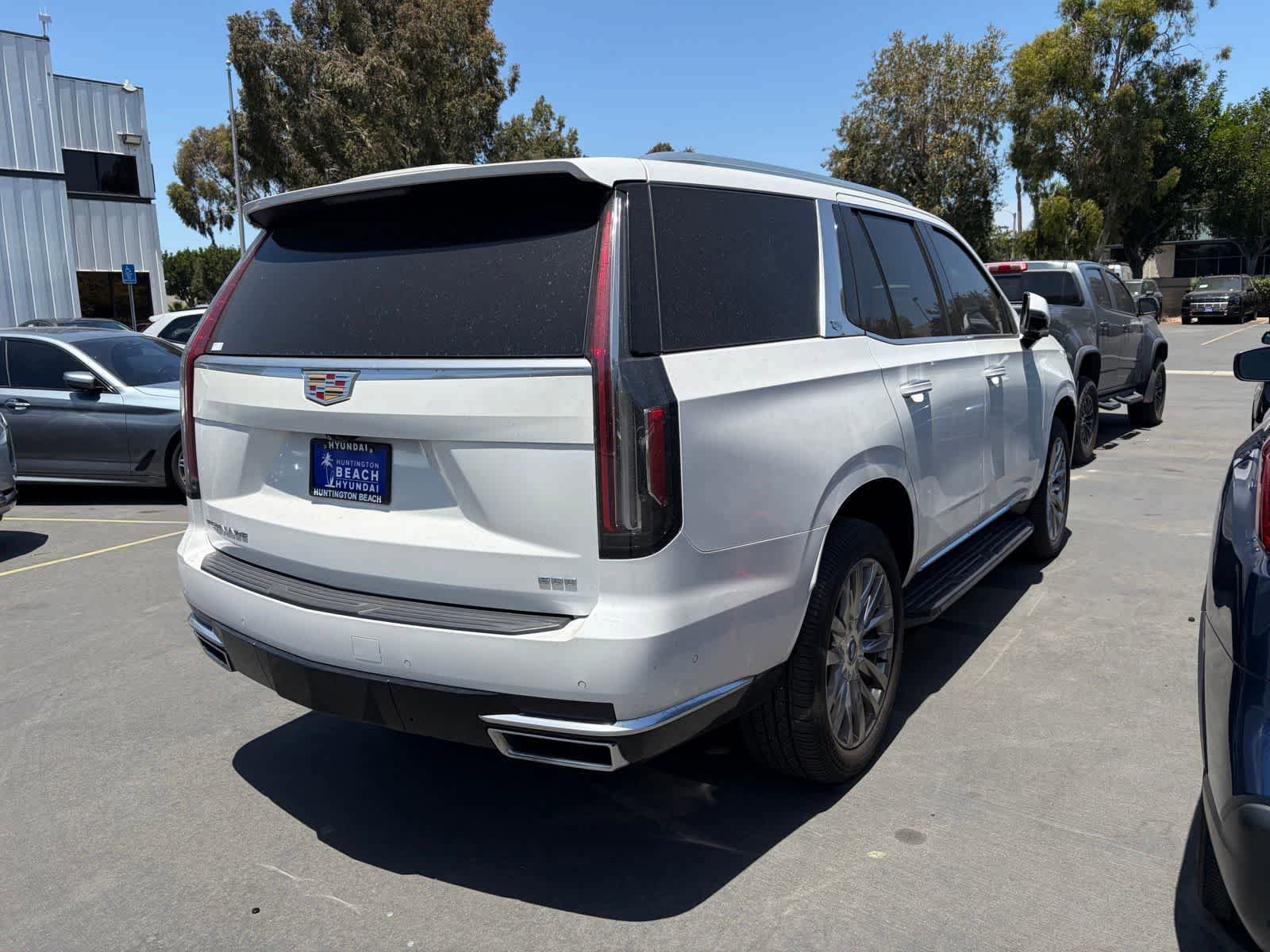 Used 2021 Cadillac Escalade Premium Luxury AWD/4WD image 3