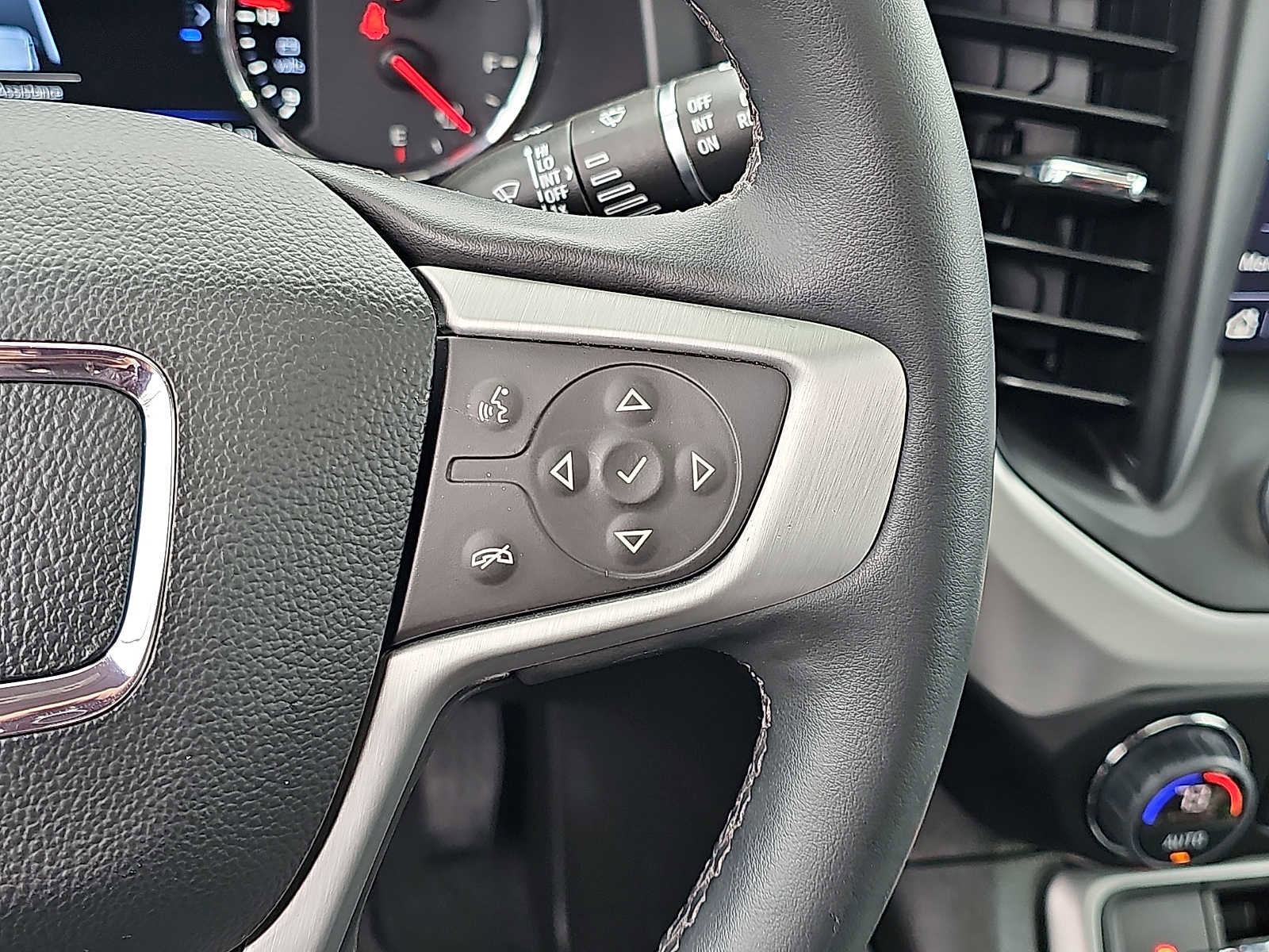 Used 2023 GMC Acadia SLT w/ Technology Package image 26