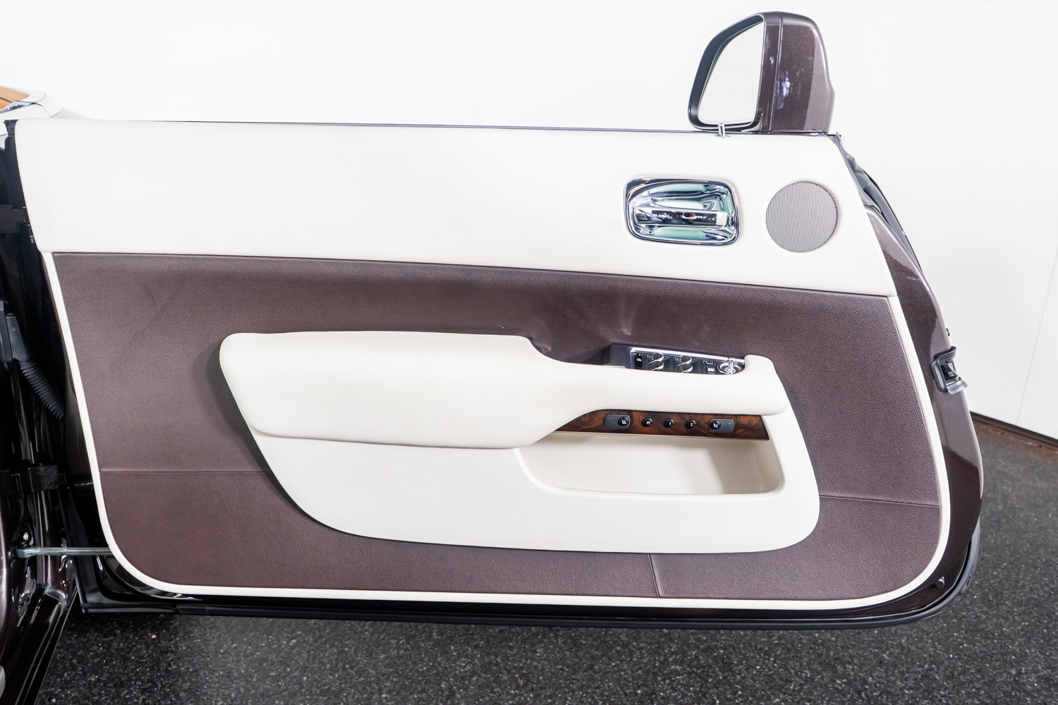 Used 2017 Rolls-Royce Dawn image 36