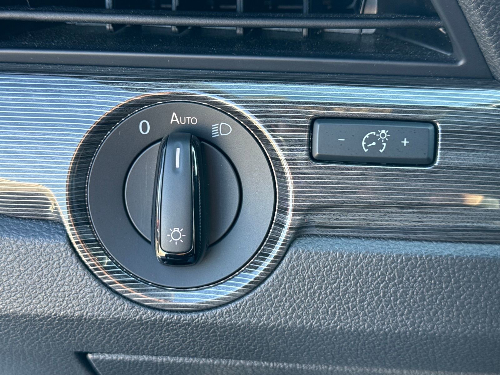 Certified 2022 Volkswagen Passat 2.0T R-Line image 23