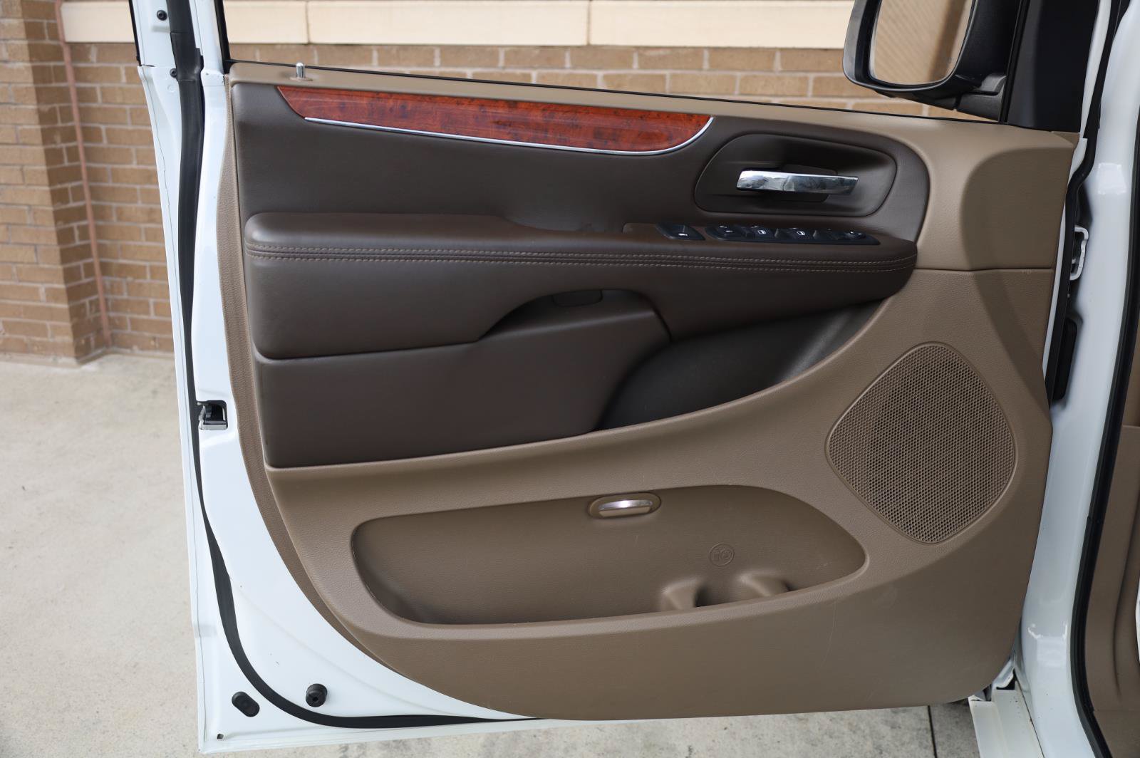Used 2014 Chrysler Town & Country Touring FWD image 13