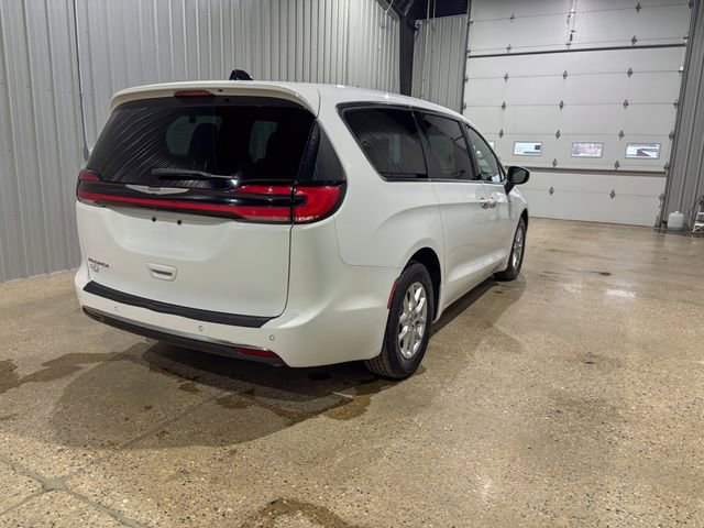 Used 2023 Chrysler Pacifica Touring image 7