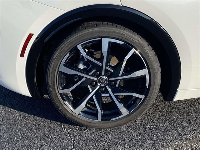 Used 2025 Toyota Prius Plug-In Hybrid image 7