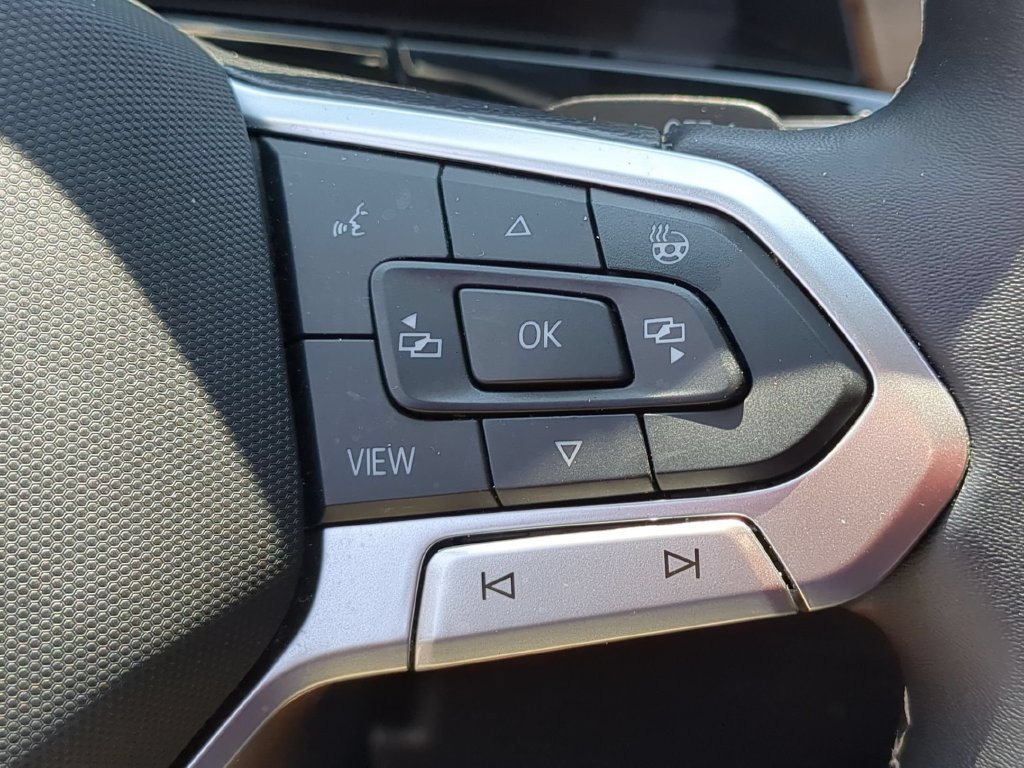 Used 2025 Volkswagen Atlas SE FWD image 21