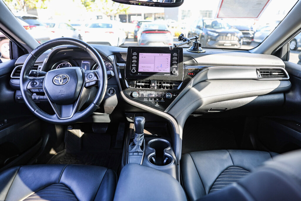 Certified 2022 Toyota Camry SE image 2