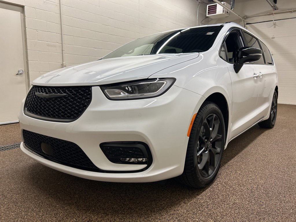 New 2026 Chrysler Pacifica Limited image 5