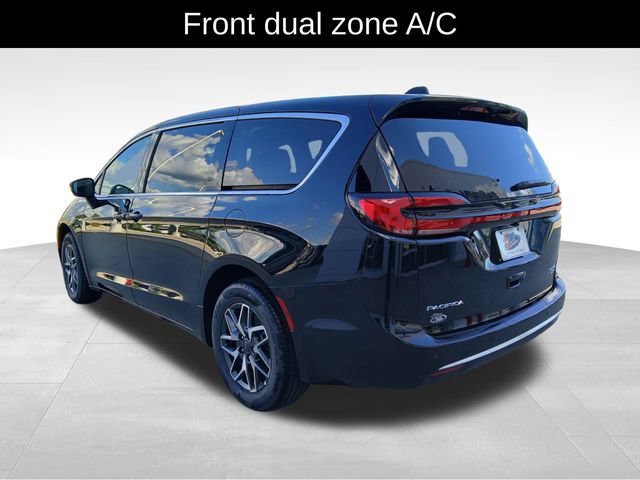 New 2027 Chrysler Pacifica Limited w/ Family Tech Group AWD/4WD image 3