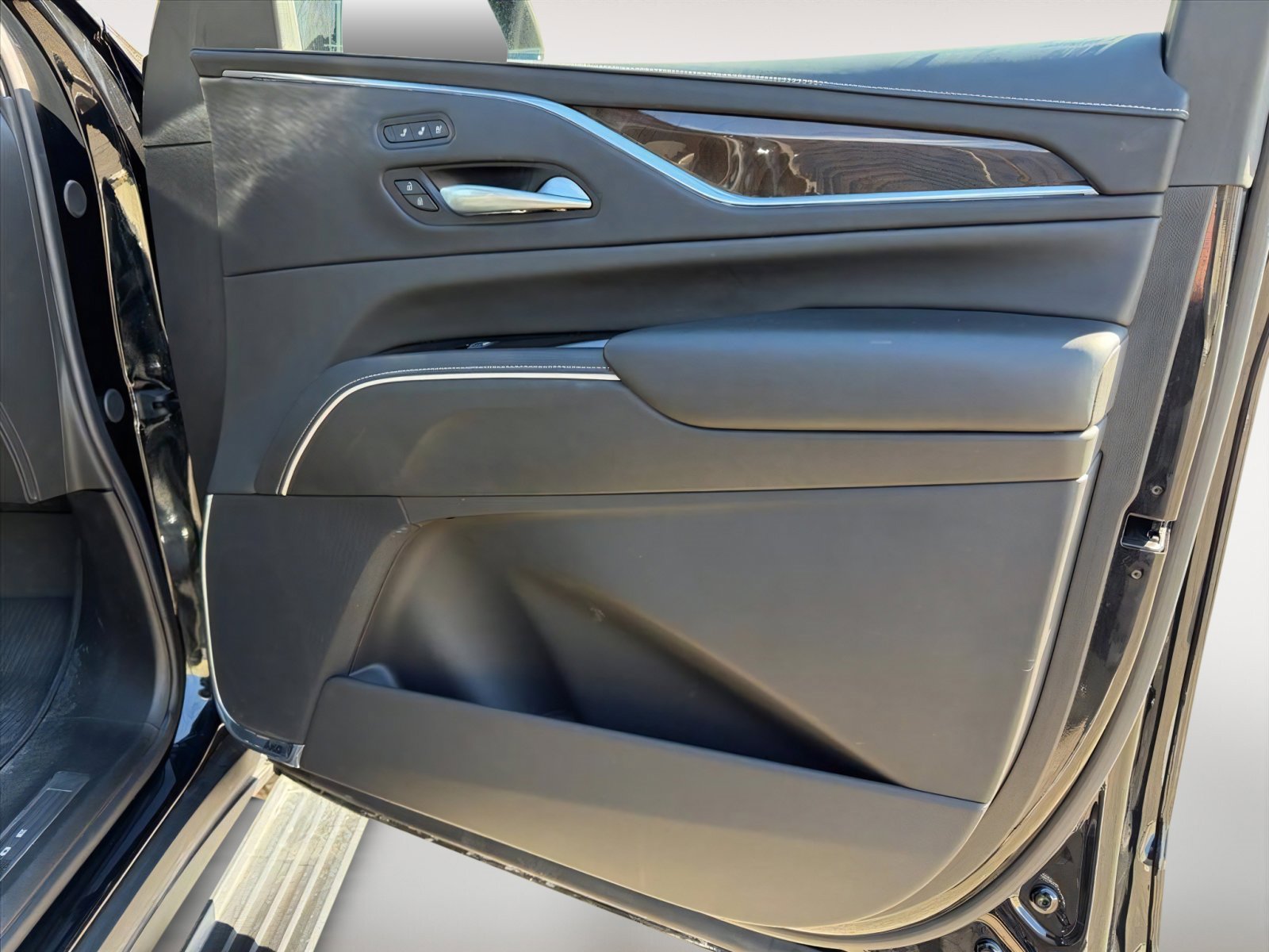 Used 2024 Cadillac Escalade Sport Platinum w/ LPO, ONYX Package image 32