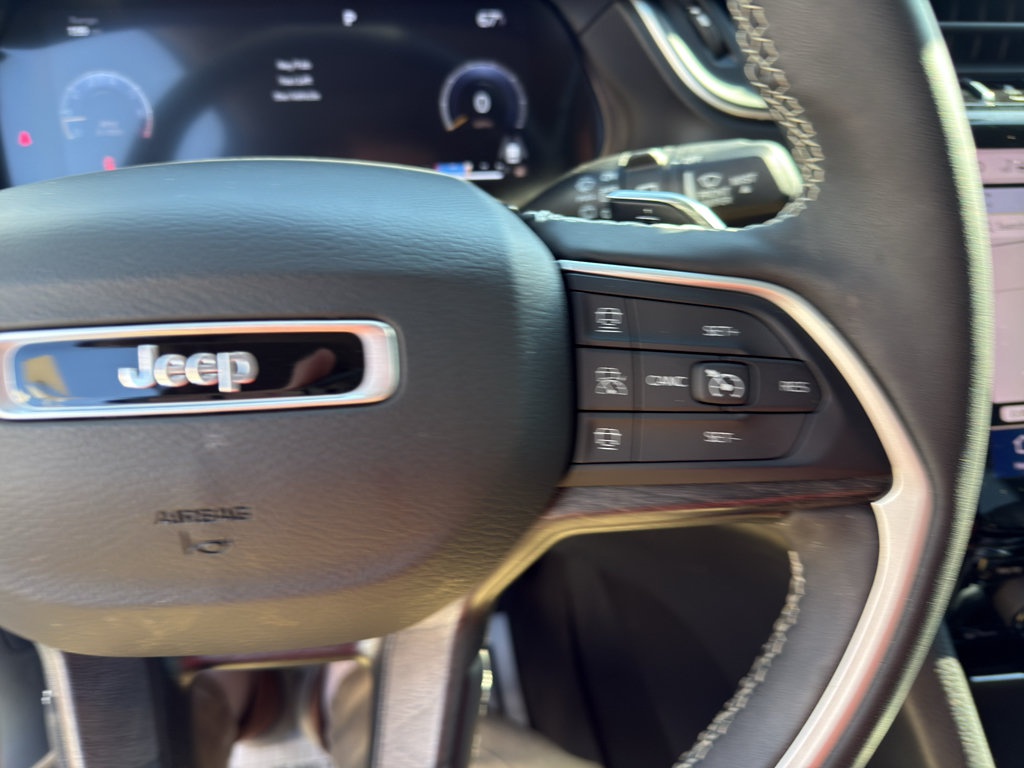Used 2023 Jeep Grand Cherokee Limited w/ Black Appearance Package AWD/4WD image 23