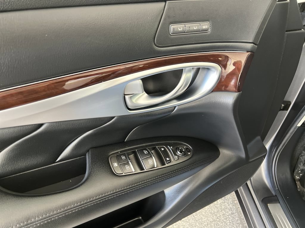 Used 2017 INFINITI Q70 3.7 RWD image 13