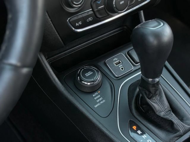Used 2019 Jeep Cherokee Latitude Plus AWD/4WD image 23
