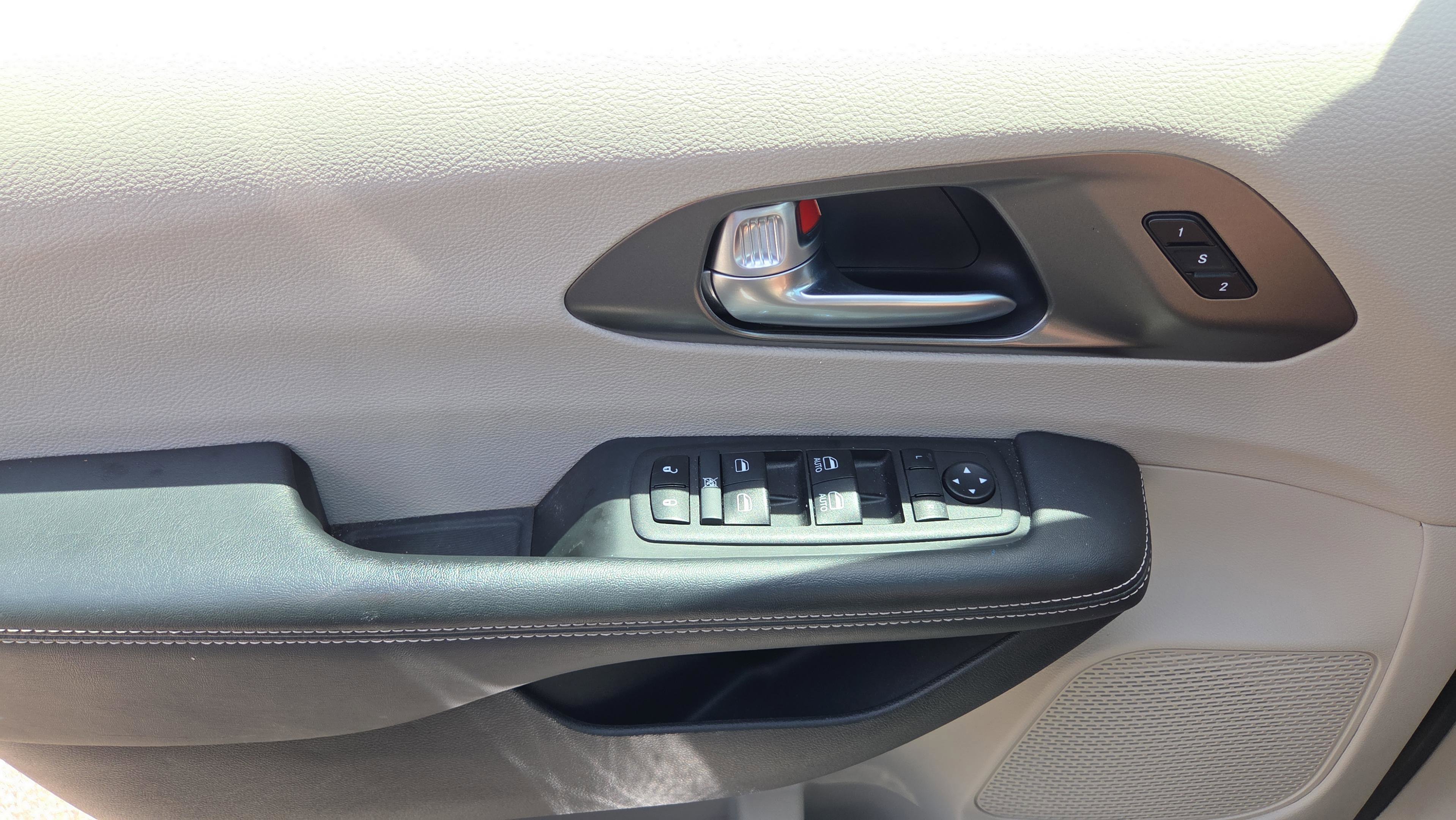 Used 2024 Chrysler Pacifica Touring-L FWD image 18