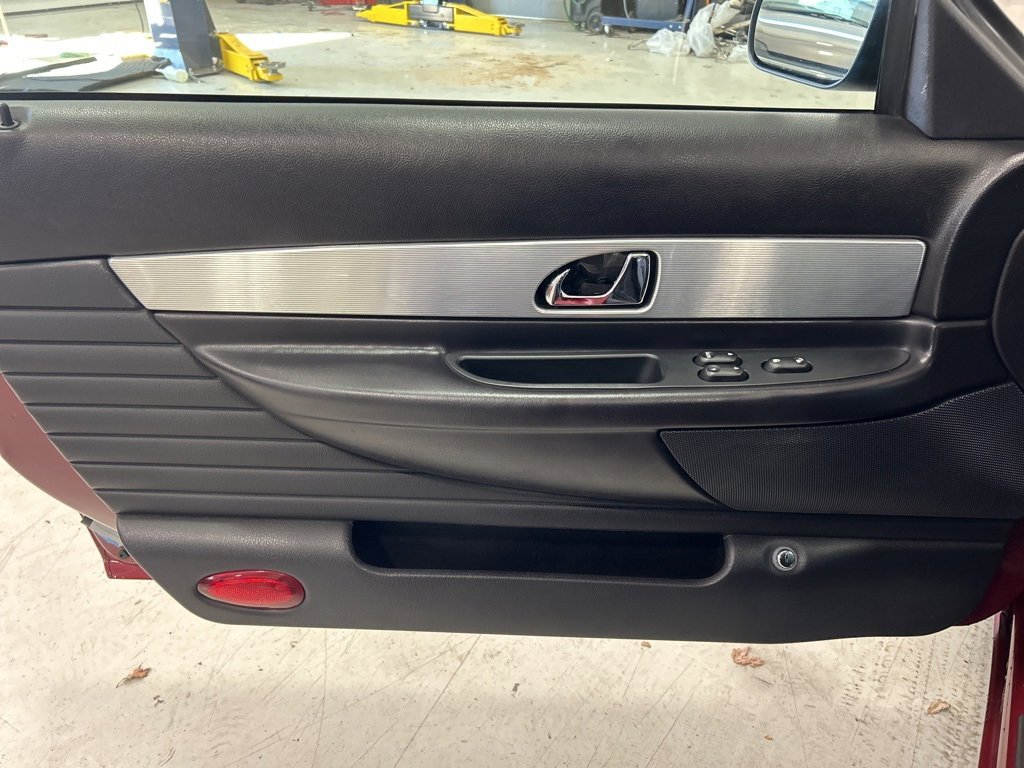 Used 2004 Ford Thunderbird image 17